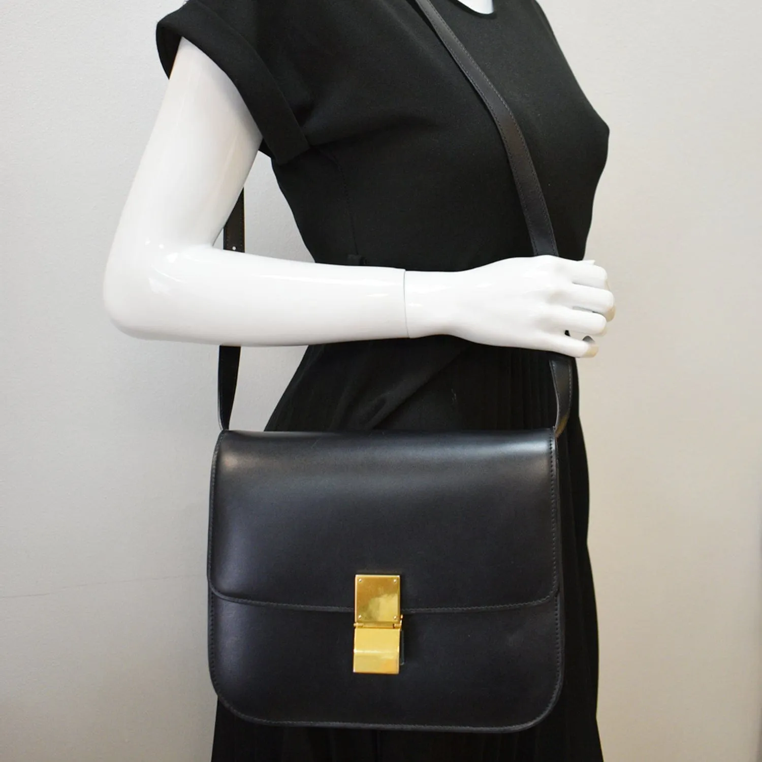 CELINE Classic Box Medium Calfskin Leather Crossbody Bag Black