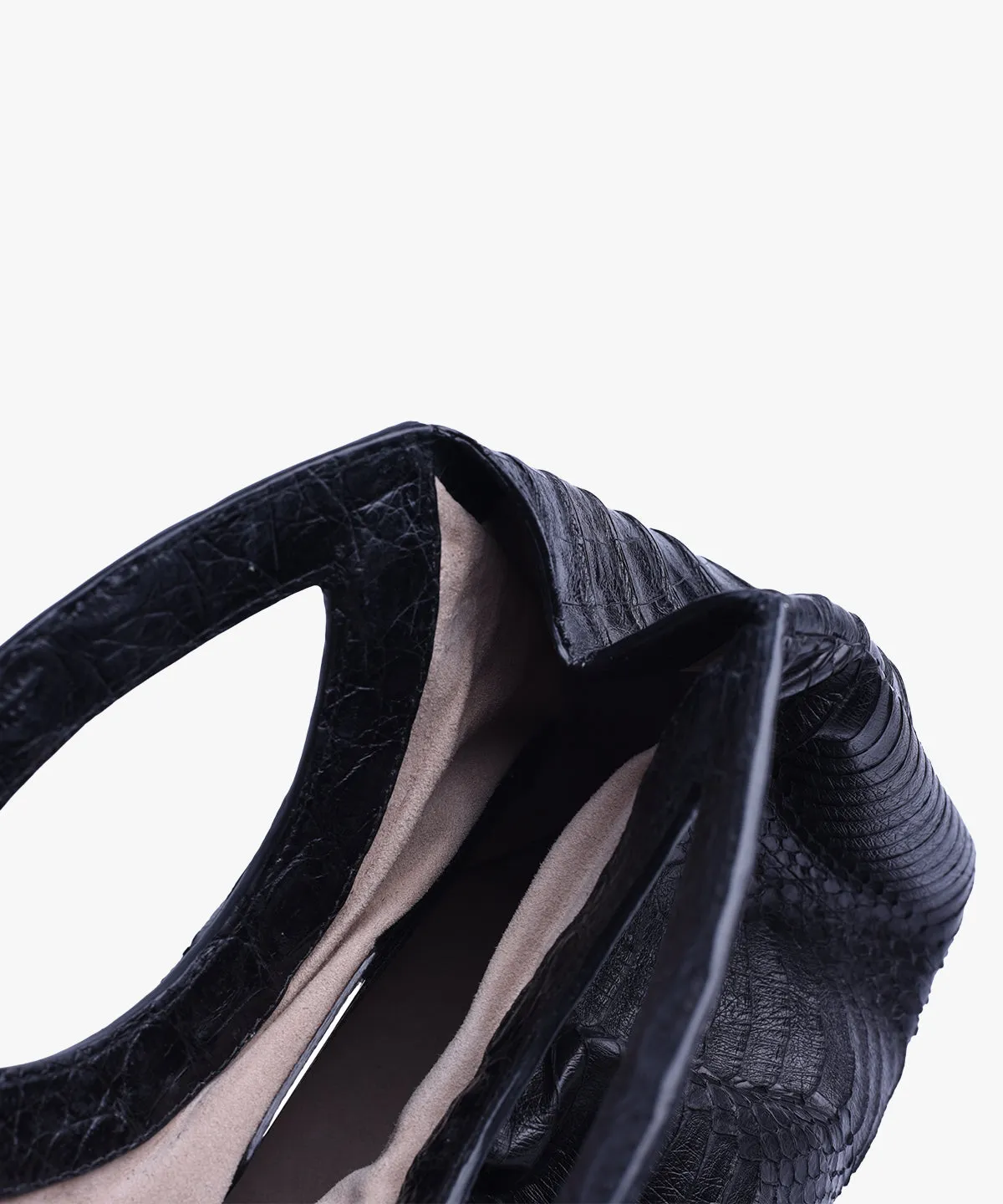 La Pola in Snake and Crocodile