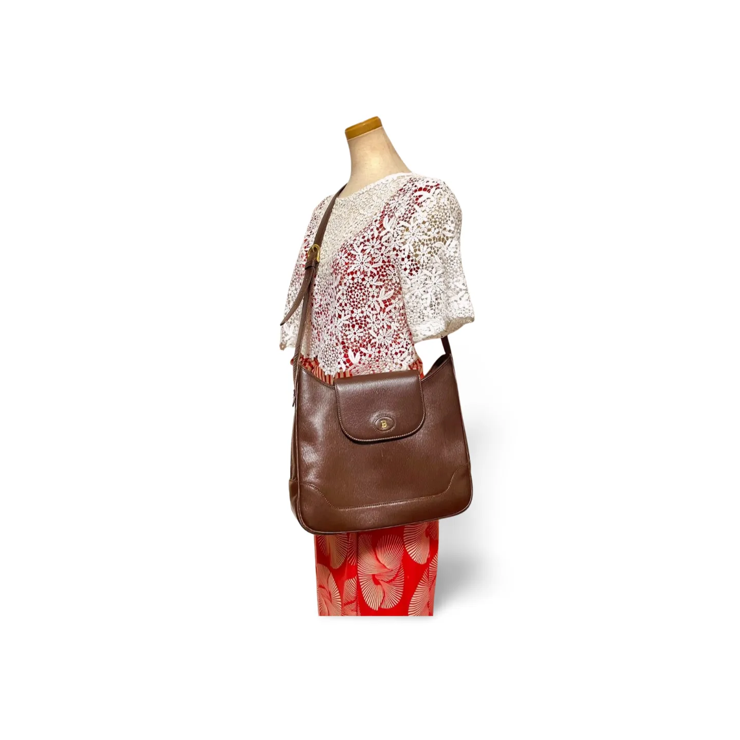 Vintage Bally brown leather trapezoid design shoulder bag with gold tone logo. Unisex use. 061003y2