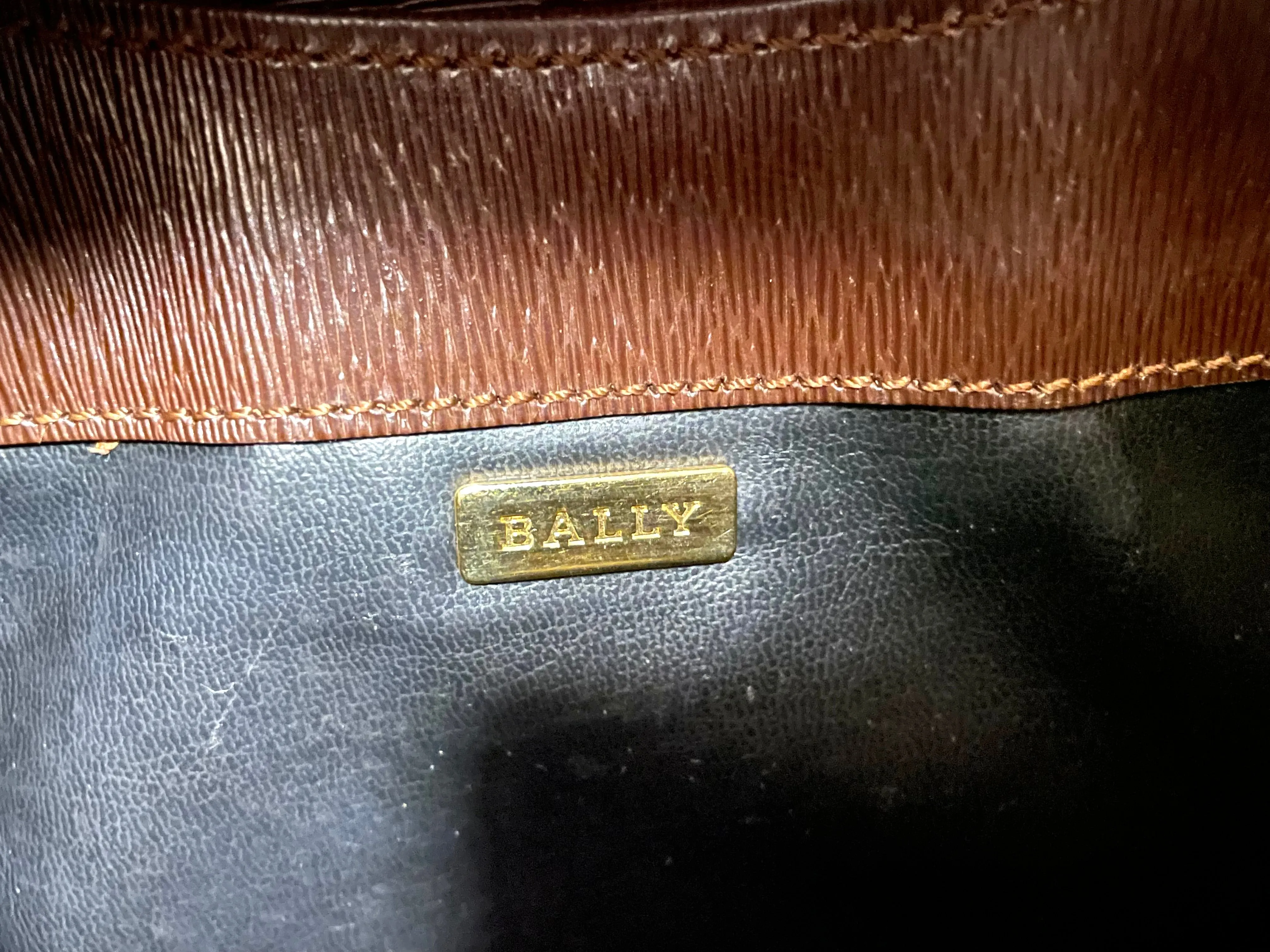 Vintage Bally brown leather trapezoid design shoulder bag with gold tone logo. Unisex use. 061003y2