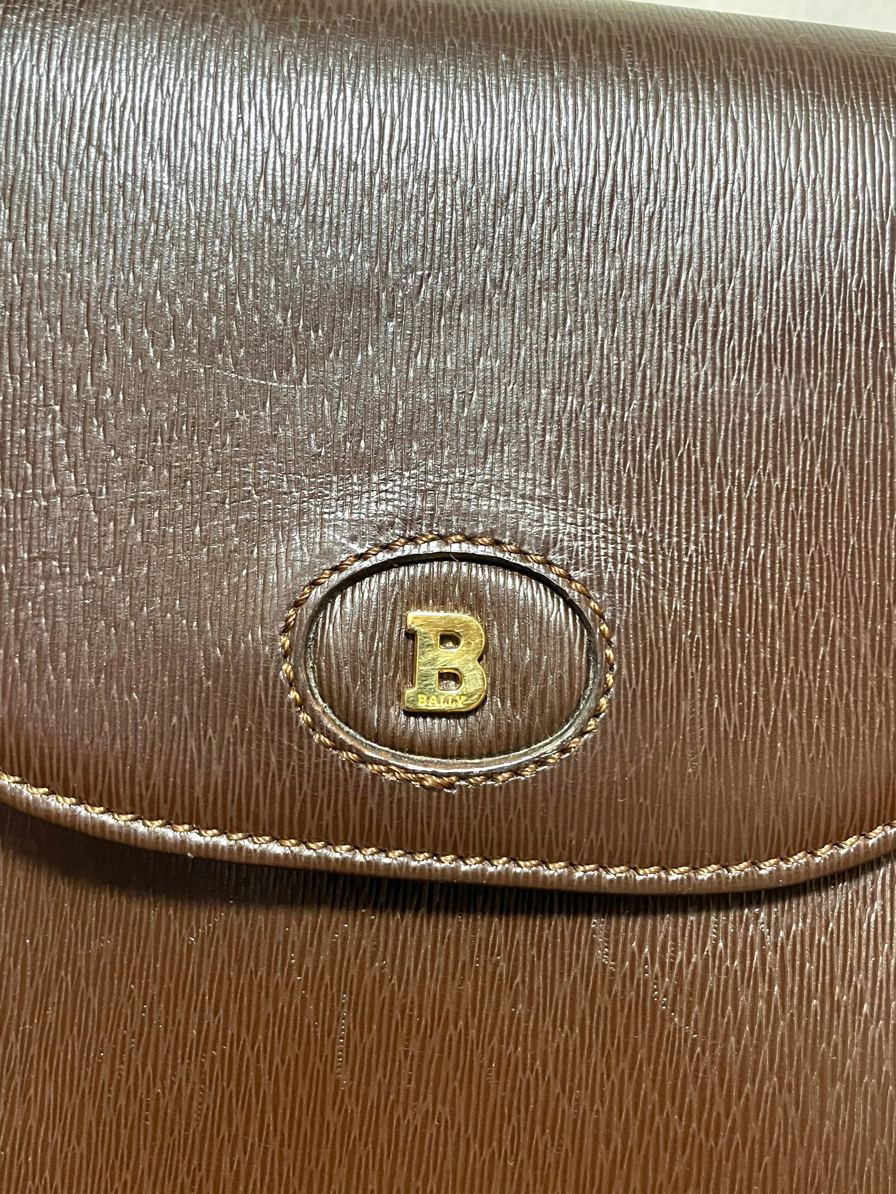 Vintage Bally brown leather trapezoid design shoulder bag with gold tone logo. Unisex use. 061003y2
