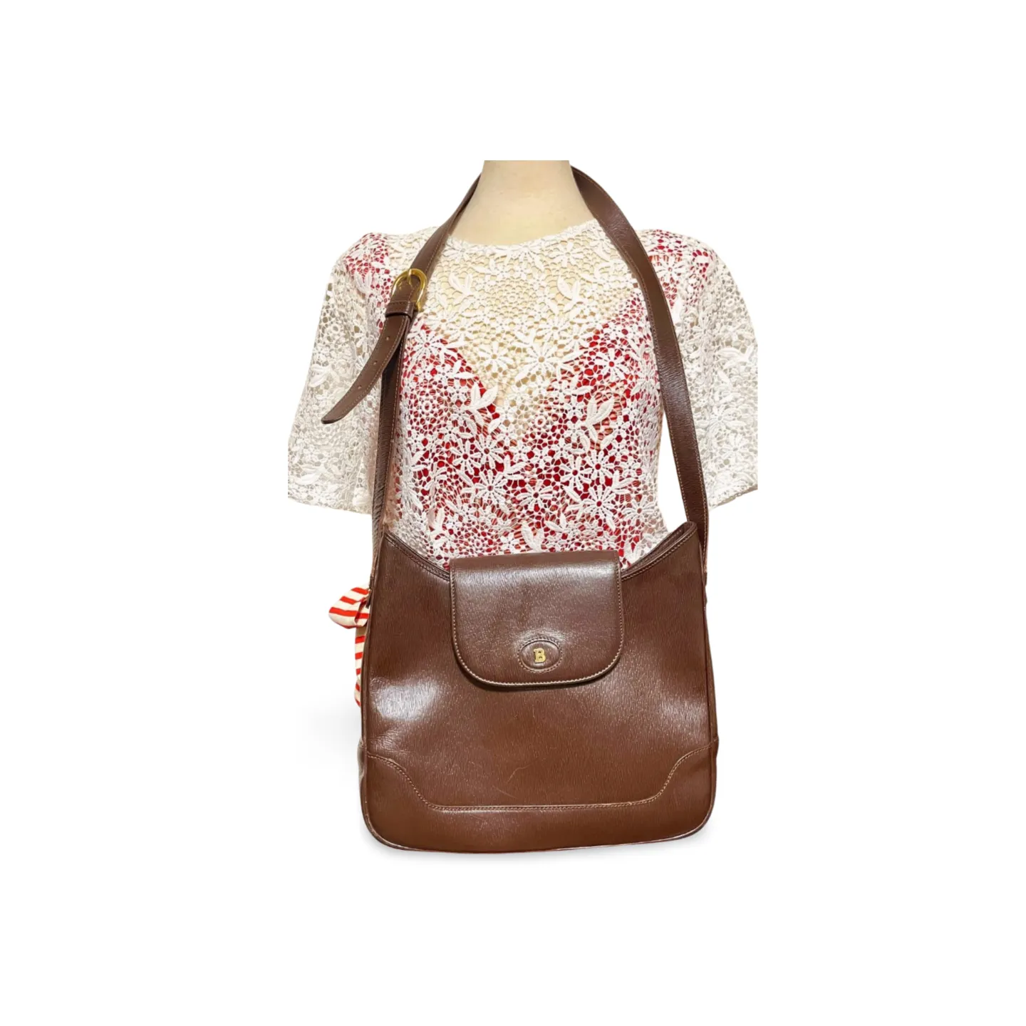 Vintage Bally brown leather trapezoid design shoulder bag with gold tone logo. Unisex use. 061003y2